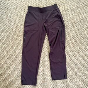 Athleta spring/summer 2024 size 8 grey cargo pants.  Original price 89.00.